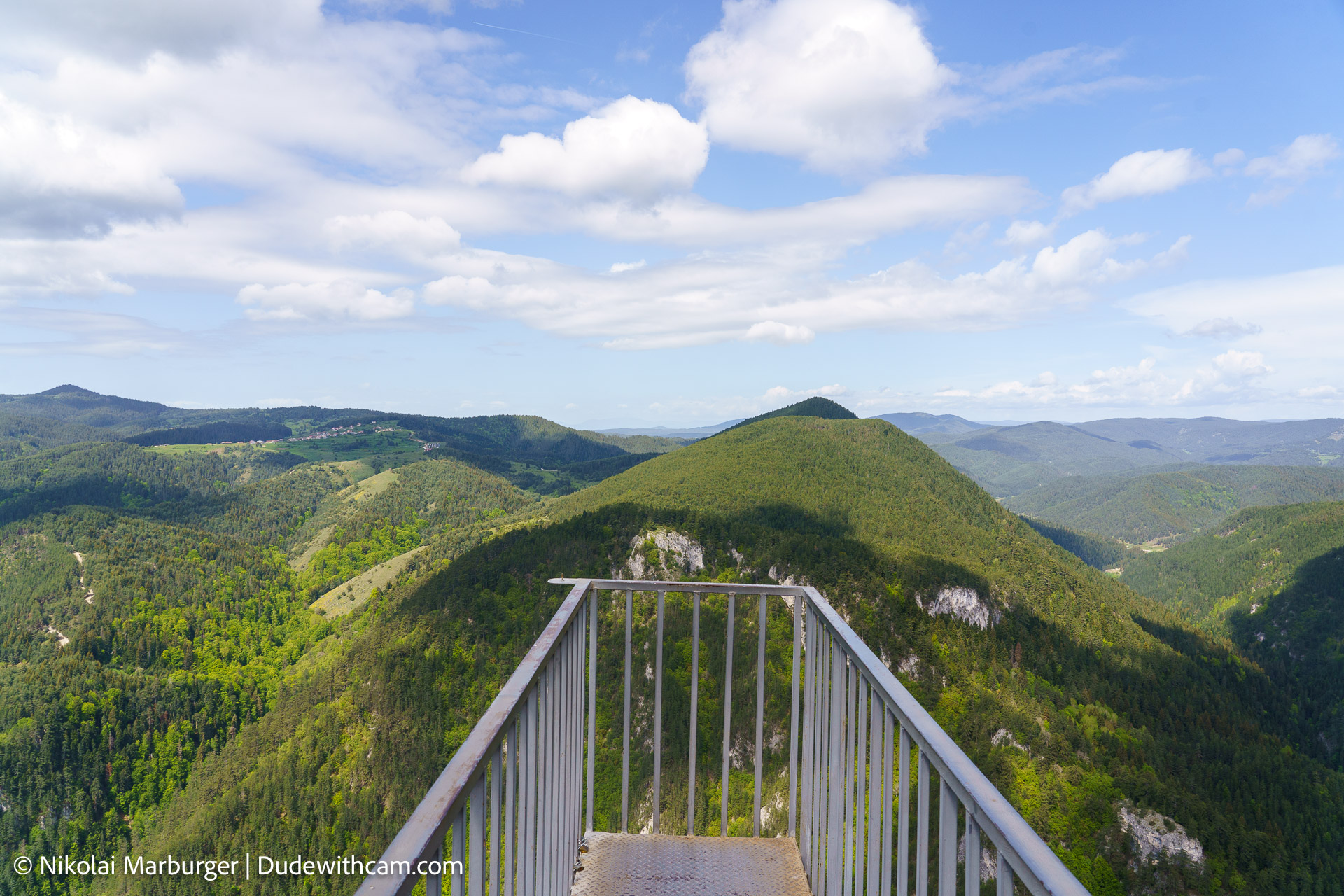 This 5,3km hike brings you up to the 